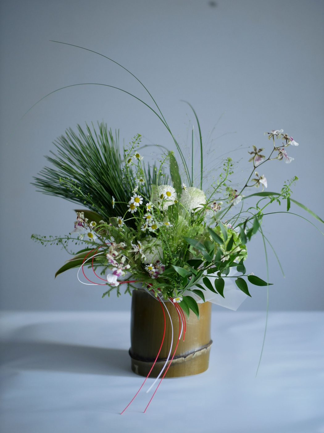 竹筒に生けた野の花のアレンジ