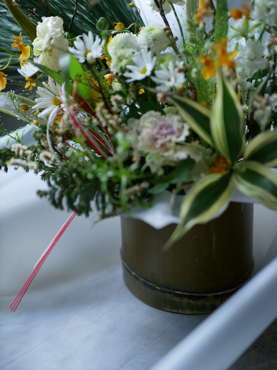 竹の節を活かした花器のクローズアップ